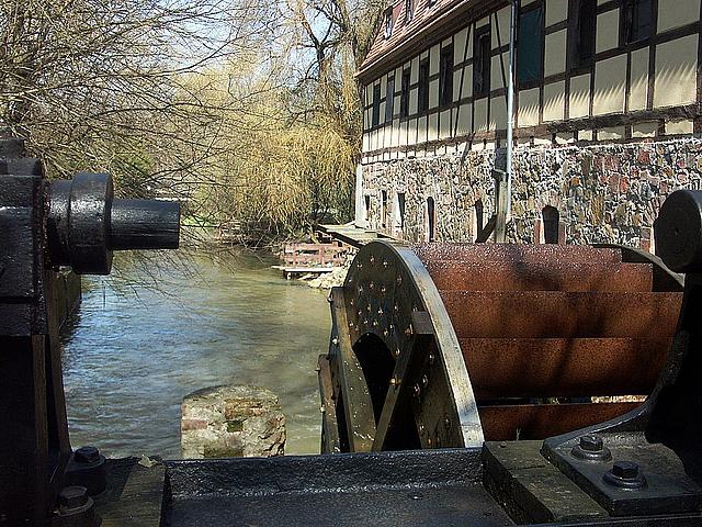 Die Mühlpleiße an der Dölitzer Mühle mit der Wasserkraftanlage 