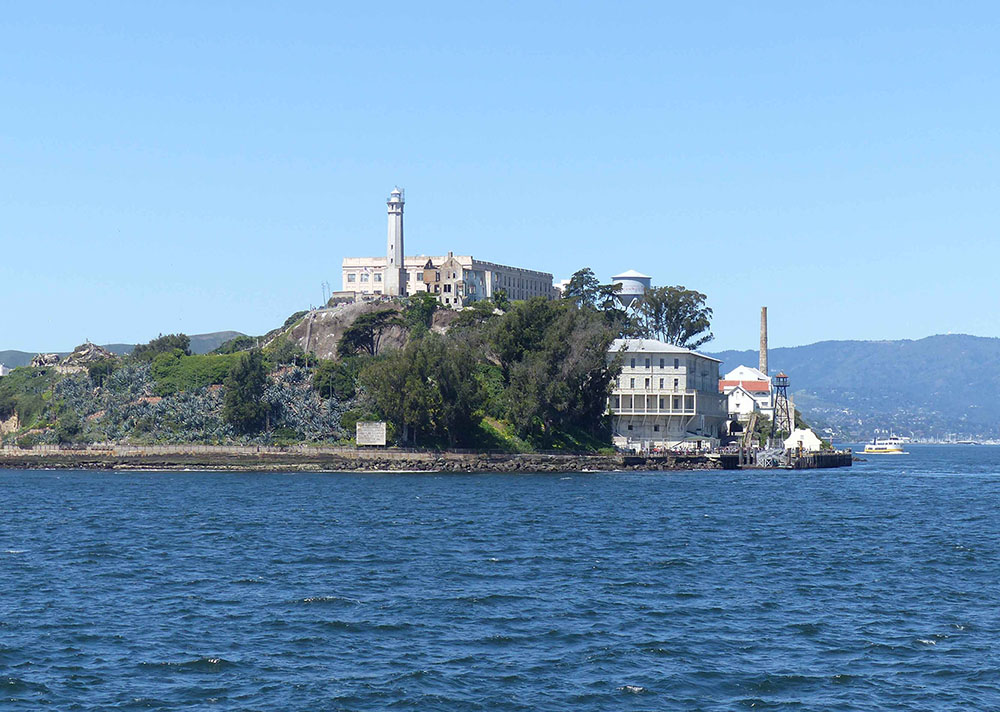 Besucher von Alcatraz fahren mit einer Hybridfähre auf die Insel. (Foto: © Niels Hendrik Petersen)