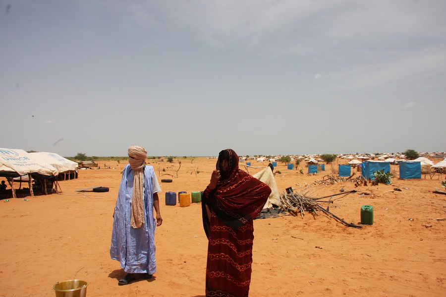 In einem mauretanischen Flüchtlingscamp müssen diese Frauen immer weitere Strecken zurücklegen, um noch Feuerholz zu finden. In der Sahel-Zone ist der Klimawandel nicht nur durch die zunehmende Versteppung spürbar, sondern auch durch seit vielen Jahre