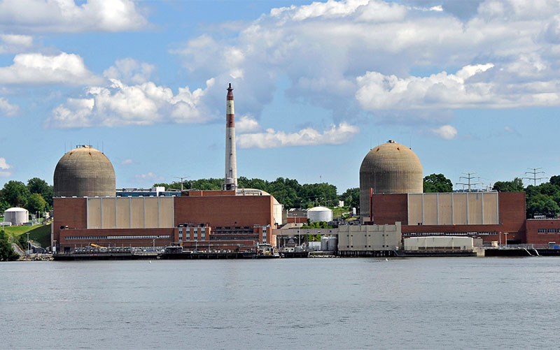 Die beiden Atomreaktoren am Hudson River liegen Luftlinie etwa 40 Kilometer nördlich der Stadtgrenze von New York. Laut des US-Bundesstaats leben sechs Prozent der amerikanischen Bevölkerung in einem Umkreis von 80 Kilometern. Für die 1974 bzw. 1976 in