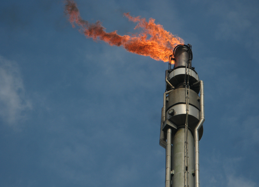 Das sogenannte charakteristische Abfackeln von brennbaren gasförmigen Abgasen lässt sich häufig über Ölraffinerien und Fördertürmen beobachten. Das Abfackeln dieser freien Gase gilt als eine der Ursachen für die globale Erwärmung. (Foto: <a href=