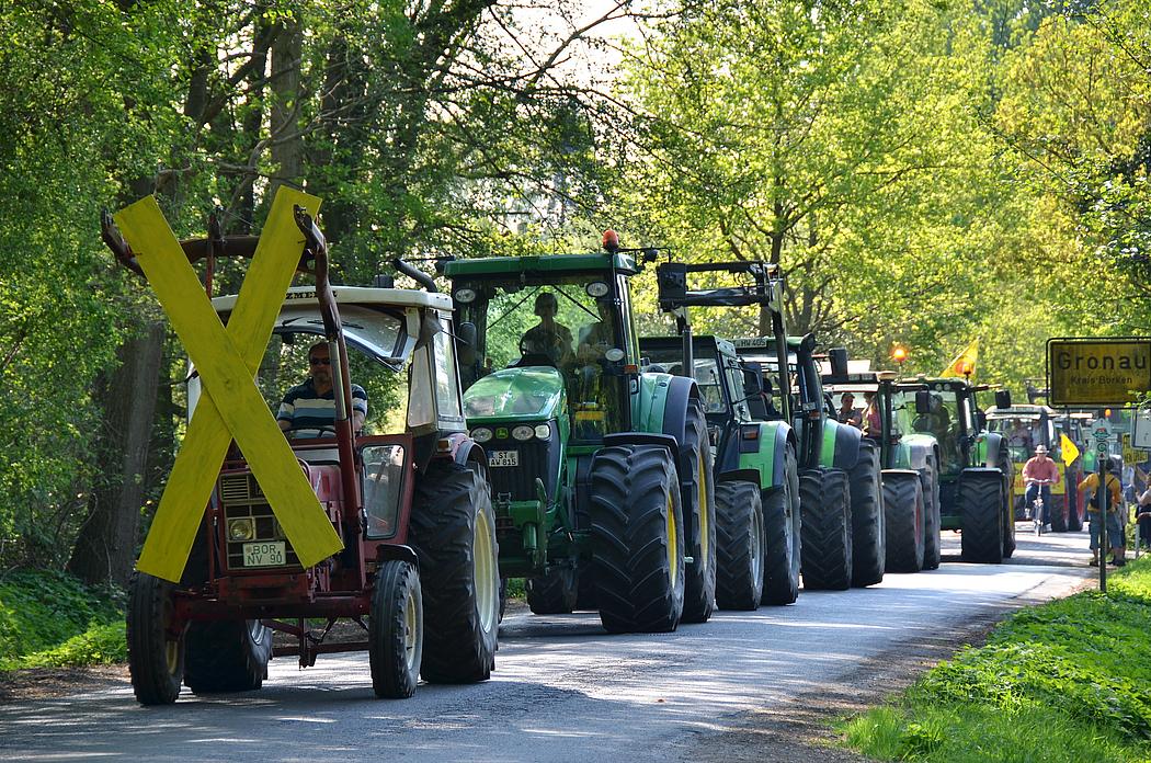 Demo von Atomkraftgegnern auf Traktoren gegen Atommüll-Transporte von Gronau nach Russland vor zehn Jahren