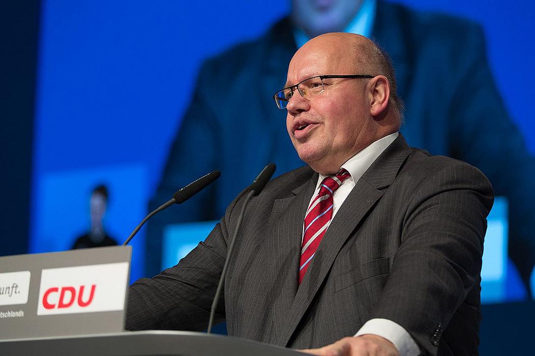 Peter Altmaier an einem Rednerpult mit CDU Emblem