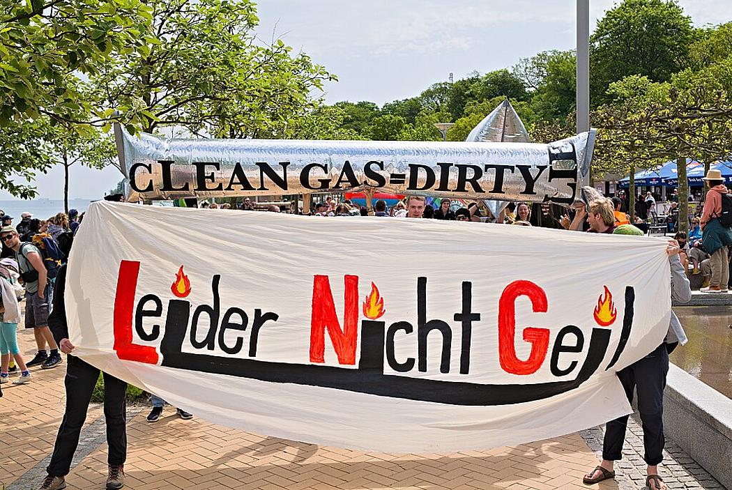 Protest gegen LNG, Menschen mit Banner