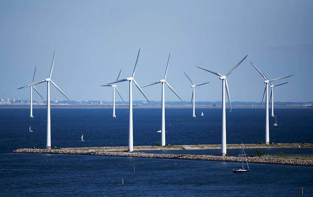 Windenergieanalgen im Meer vor Dänemarks Küste