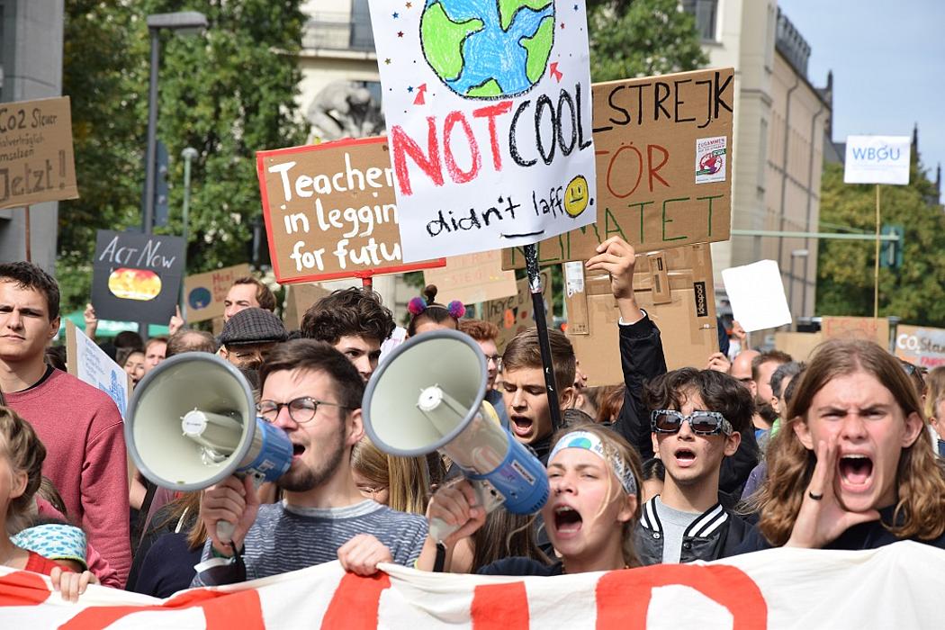 Aktivisten von Fridays for Future rufen in ihre Megafone.