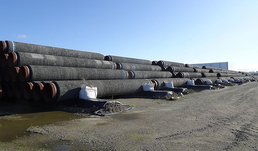 Rohre für Nord Stream 2 im Fährhafen von Sassnitz