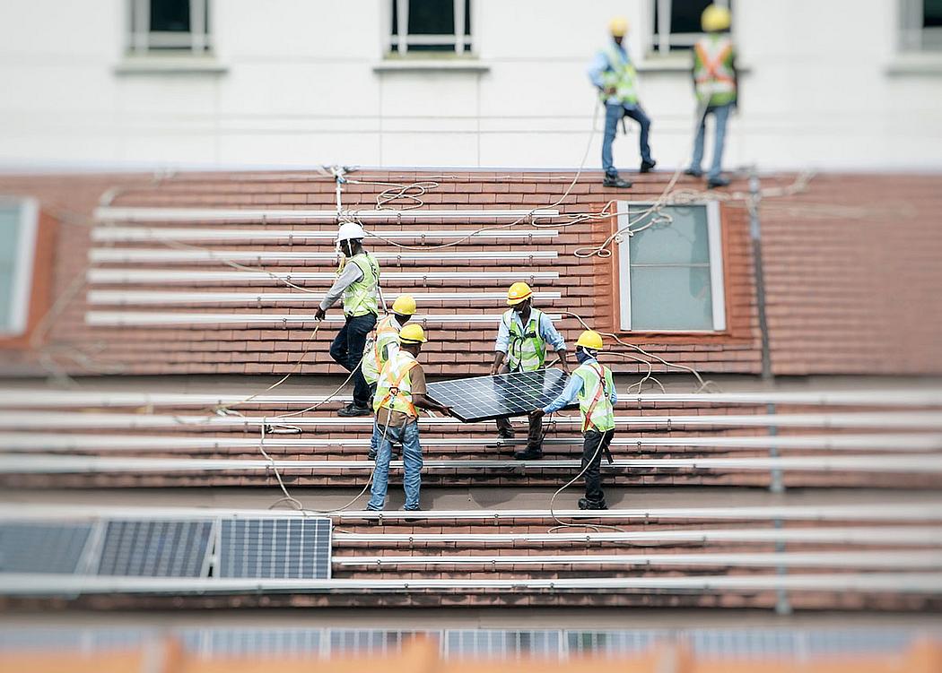 Arbeiter installieren eine Solardachanlage