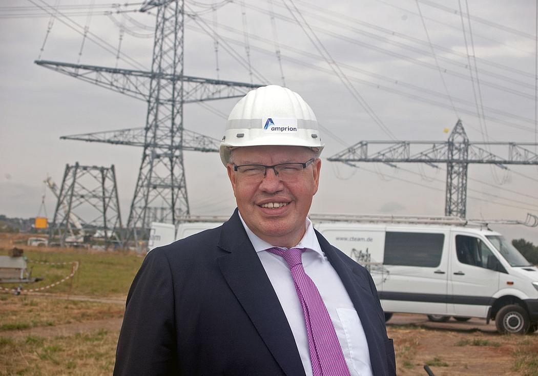 Wirtschaftsminister Peter Altmaier besichtigt neue Strommasten