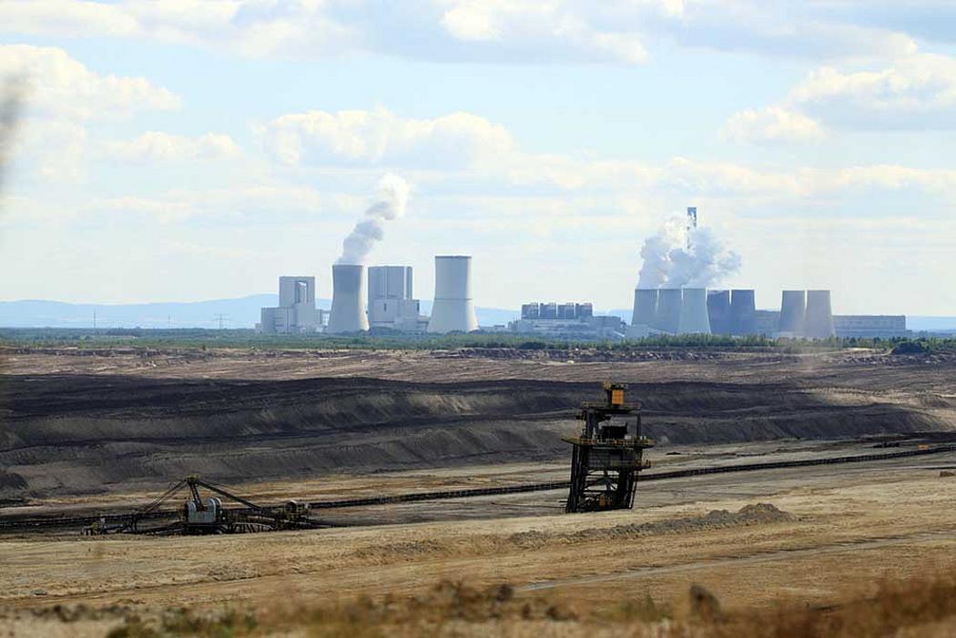 Zu den Anlagen, die EPH von Vattenfall übernimmt, gehört auch der größte Lausitzer Tagebau Nochten und das Braunkohlekraftwerk Boxberg. (Foto: gbohne, CC BY-SA 2.0, https://www.flickr.com/photos/gbohne/7789873048/)