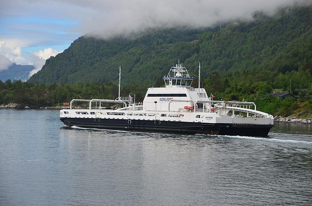 Die Elektrofähre Ampere auf dem Sognefjord unweit vom Hafen in Lavik. (Foto: <a href="https://commons.wikimedia.org/wiki/File:Ferry_Ampere_Sognefjord.jpg" target="_blank">Wikimalte / Wikimedia.org</a>, <a href="https://creativecommons.org/licenses/by-sa/4.0/deed.en" target="_blank">CC BY-SA 4.0</a>)