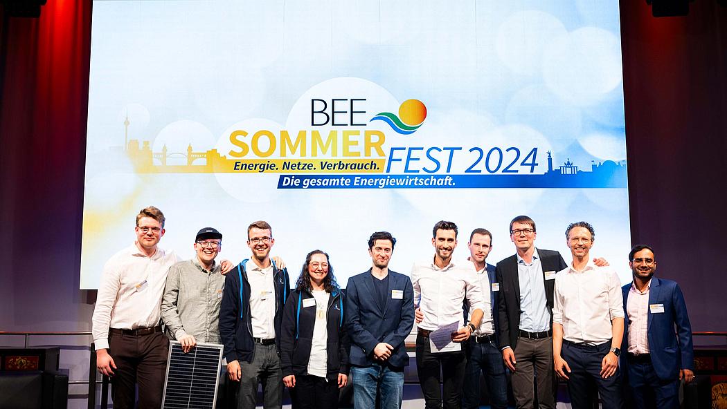 Panelretter, Reverion, WeldNova, Noxt! und Green Professionals mit Startup-Pitch-Organisator Pascal Tsachouridis von naturstrom beim BEE-Sommerfest 2024 (Bild: BEE).