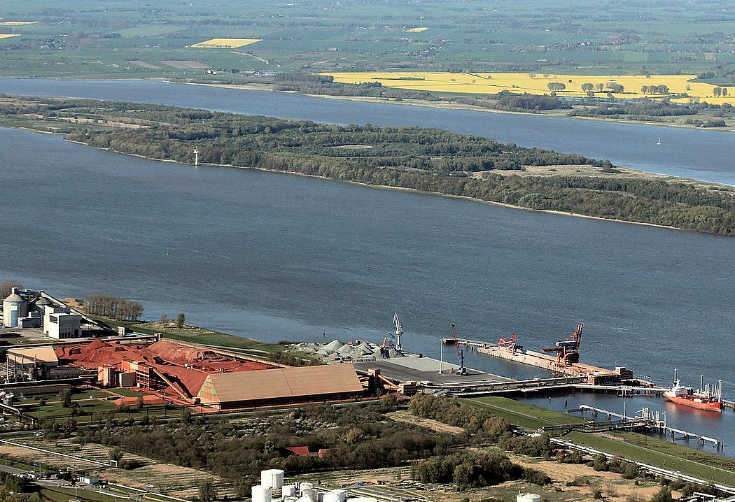 Luftaufnahme eines großen Flusses mit Insel in der Mitte