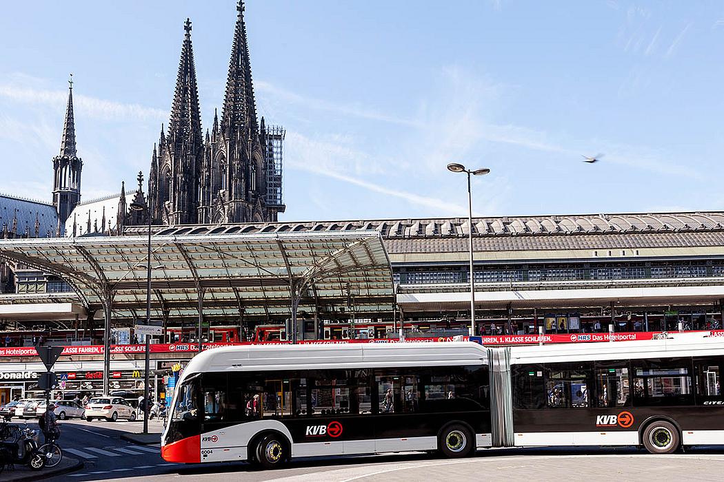 E-Bus am Breslauer Platz in Köln