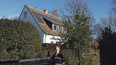 Irmgard Raupach vor ihrem Haus mit Solaranlage