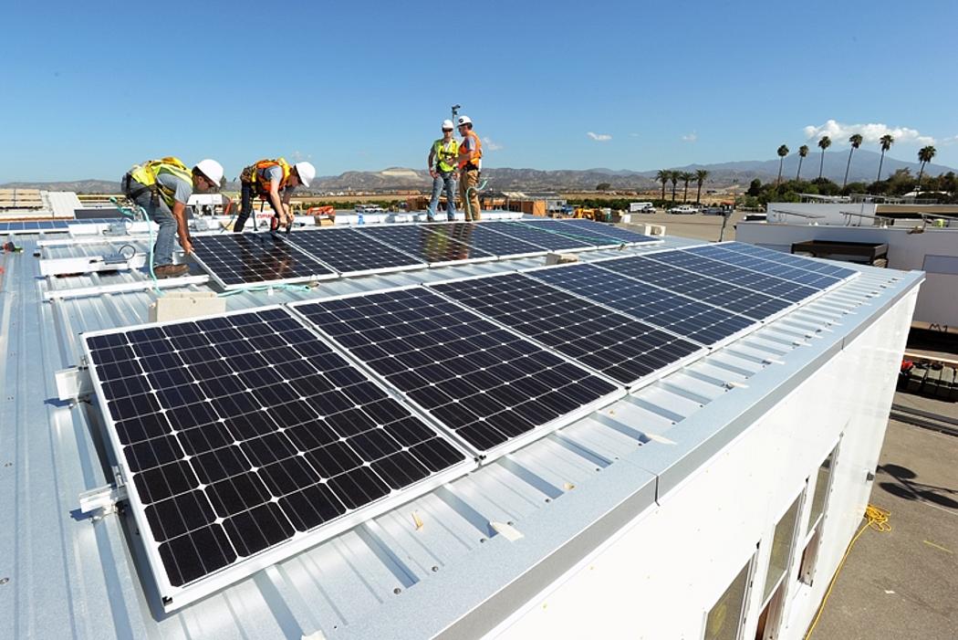 Solar in den USA: Beim Solardecathlon-Wettbewerb soll die Solarenergie publik gemacht werden: Studenten aus aller Welt planen und bauen dabei ein energieautarkes Solarhaus auf einem Campus. (Foto: <a href="https://www.flickr.com/photos/solar_decathlon/21869555006" target="_blank"> Thomas Kelsey/U.S. Department of Energy Solar Decathlon </a>, <a href="https://creativecommons.org/licenses/by-nd/2.0/" target="_blank"> CC BY-ND 2.0 </a>)