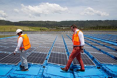 Ali Pirbhai vom kenianischen Solarunternehmen Technolectric und ecoligo-CEO Martin Baart