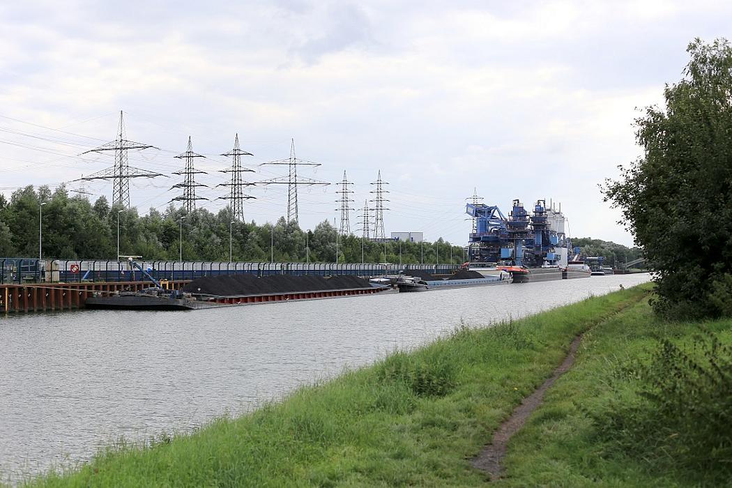 Schiffe auf dem Dortmund-Ems-Kanal an der Anlegestelle für das Kohlekraftwerk Datteln IV