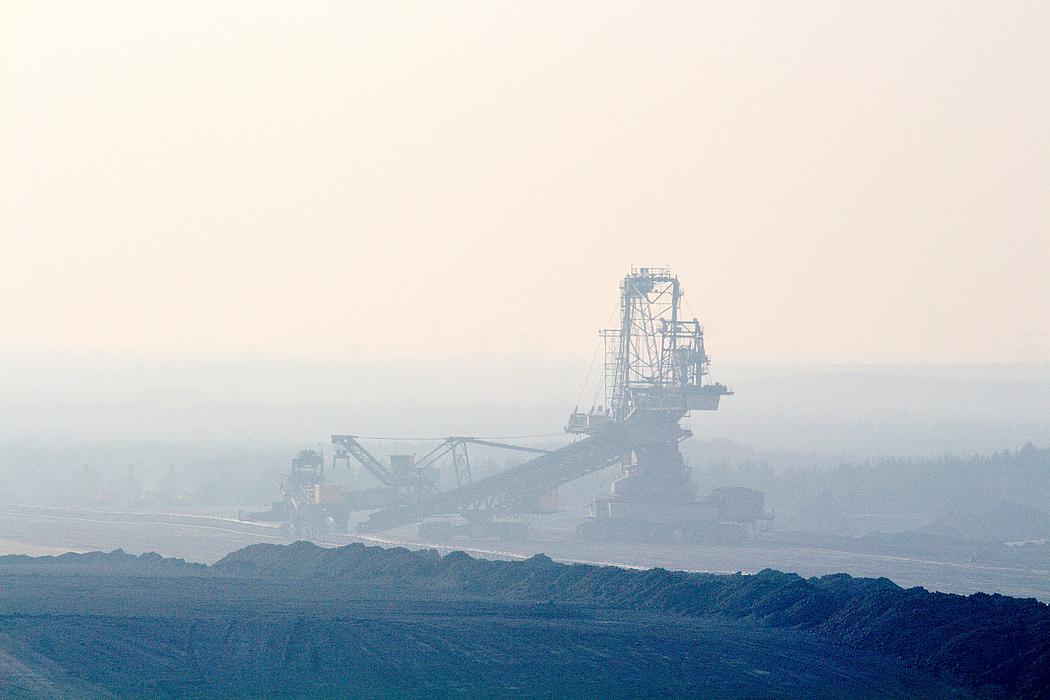 Kohlebagger in der Lausitz im Nebel