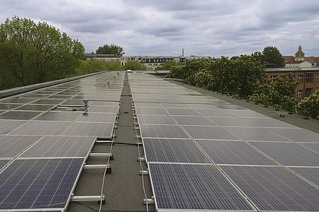 Solaranlage der Berliner Stadtwerke auf dem Dach des Oberstufenzentrums Energietechnik in Lichtenberg