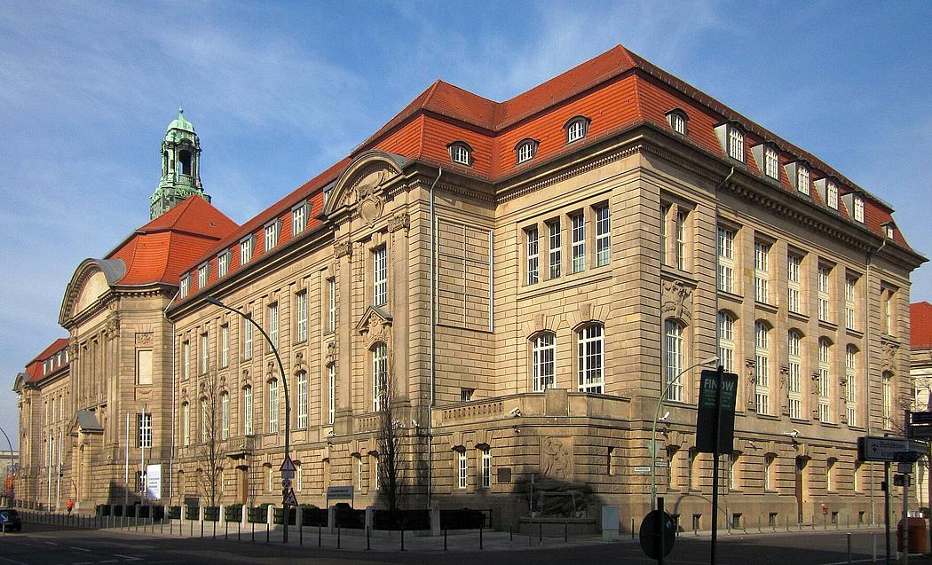 Das Bundeswirtschaftsministerium - ein helles Gebäude mit rotem Dach und vielen Verzierungen