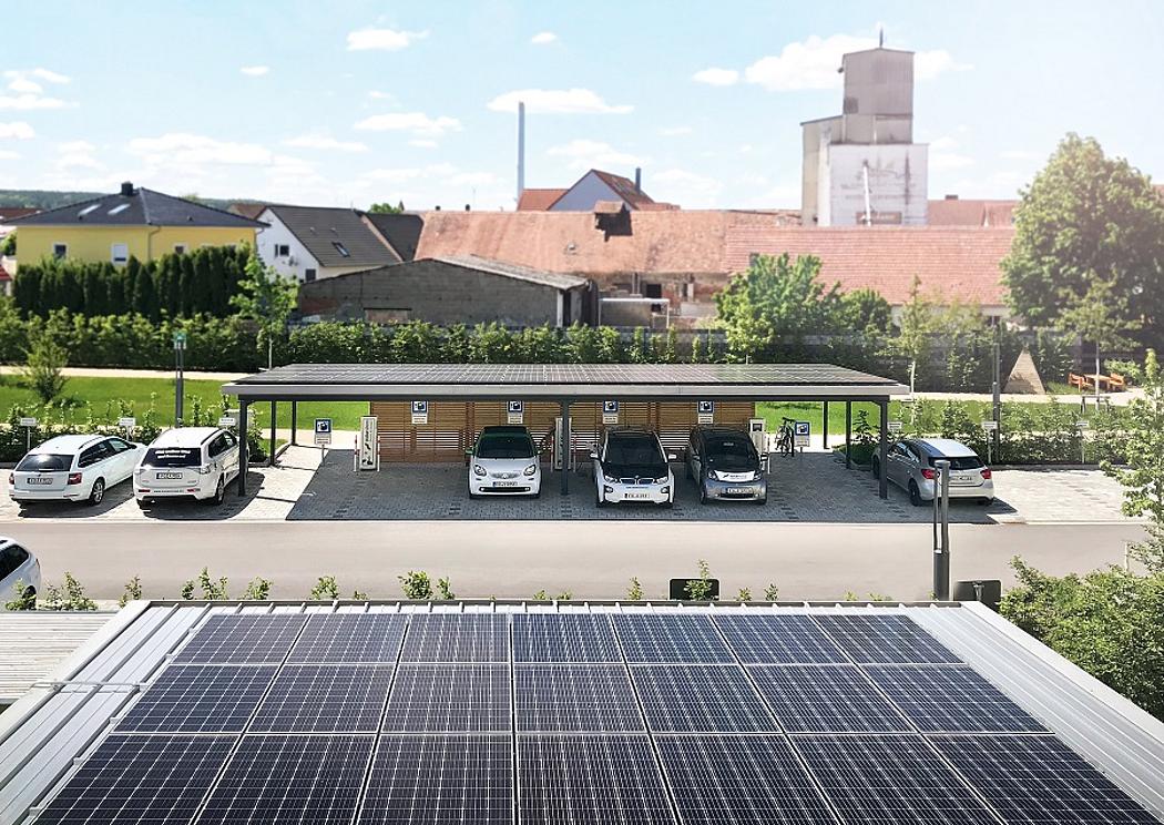 Solaranlage mit Ladestationen für Elektroautos von Naturstrom.