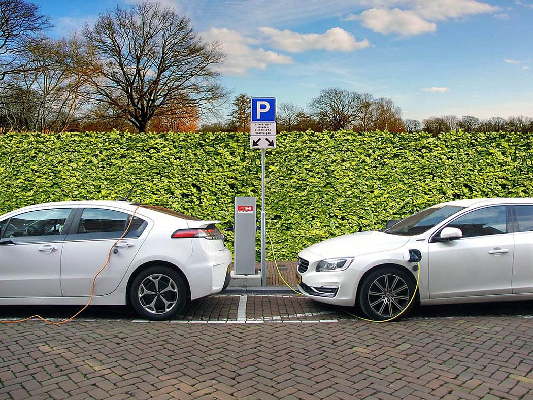 Inzwischen befinden sich weltweit mehr als drei Millionen Elektroautos auf den Straßen. (Foto: <a href="https://pixabay.com/de/elektroauto-hybrid-auto-aufladen-2783573/" target="_blank">Joenomias / pixabay.com</a>, CC0 Creative Commons)