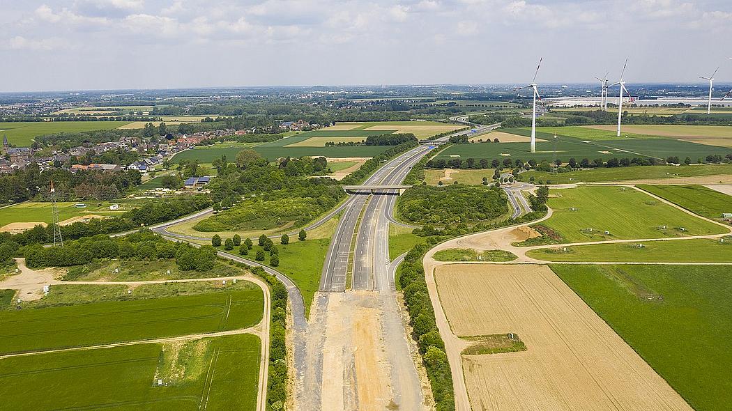 Abgerissene Autobahn und Windräder