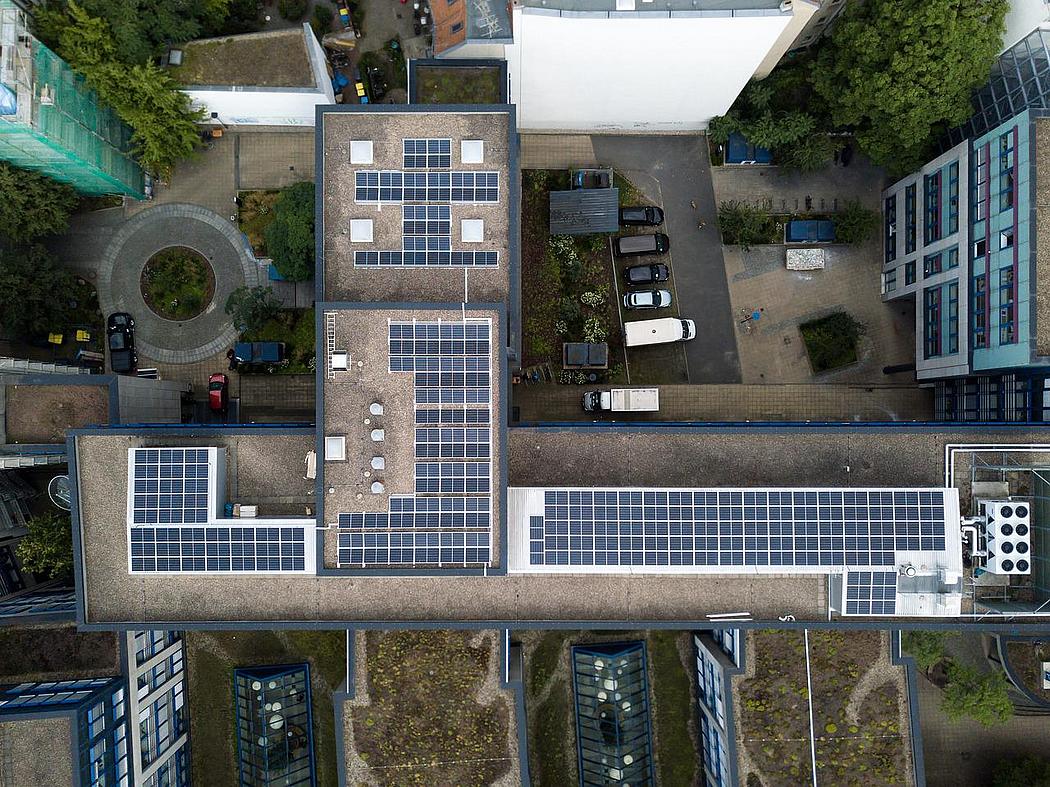 Vogelperspektive eines Hauses mit einer Solaranlage auf dem Dach