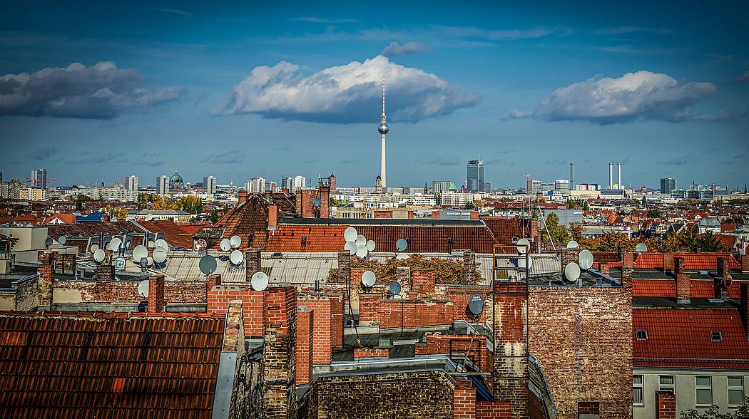 Blick über Dächer Berlins mit dem Fernsehturm im Hintergrund