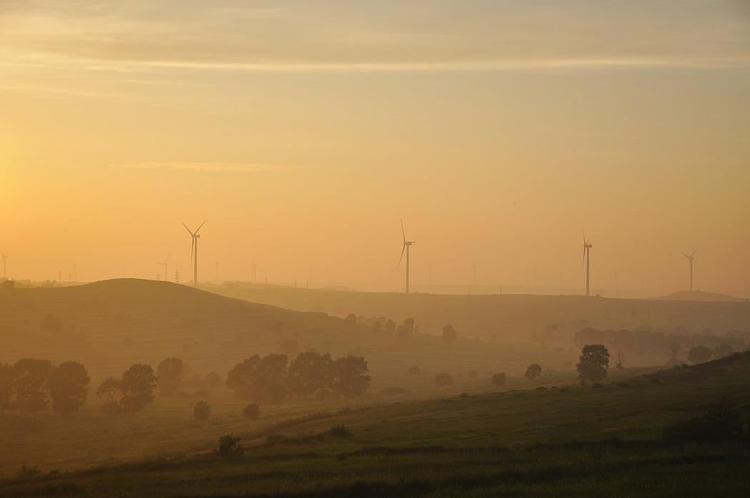 Windkraftanlagen bei Sonnenaufgang