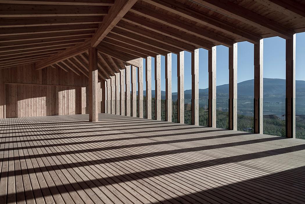 Holzgebäde Casa sociale Caltron in den österreichischen Alpen