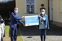 Zwei Menschen halten Transparent mit Aufschrift Team Energiewende Bayern