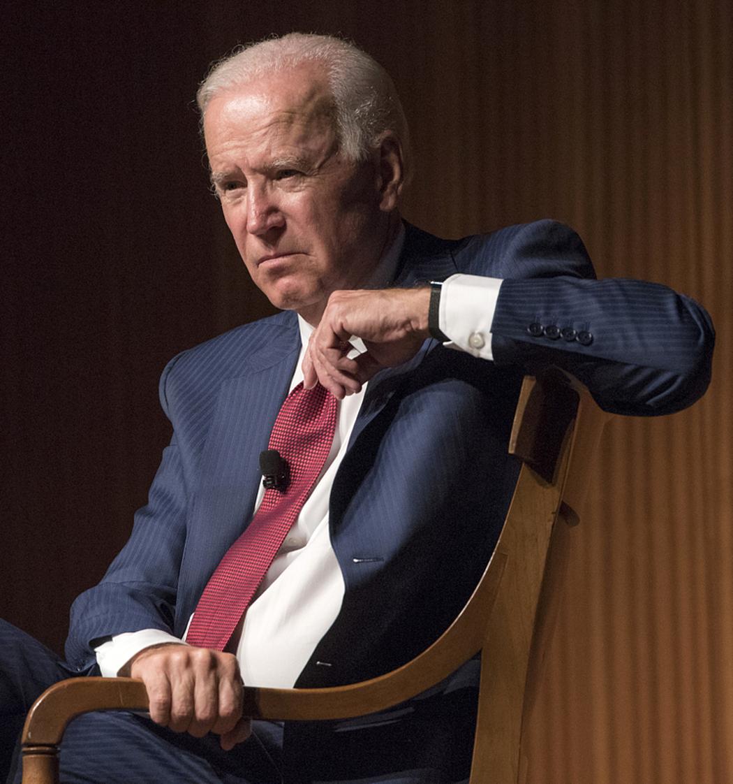 Joe Biden sitzend auf einem Stuhl.