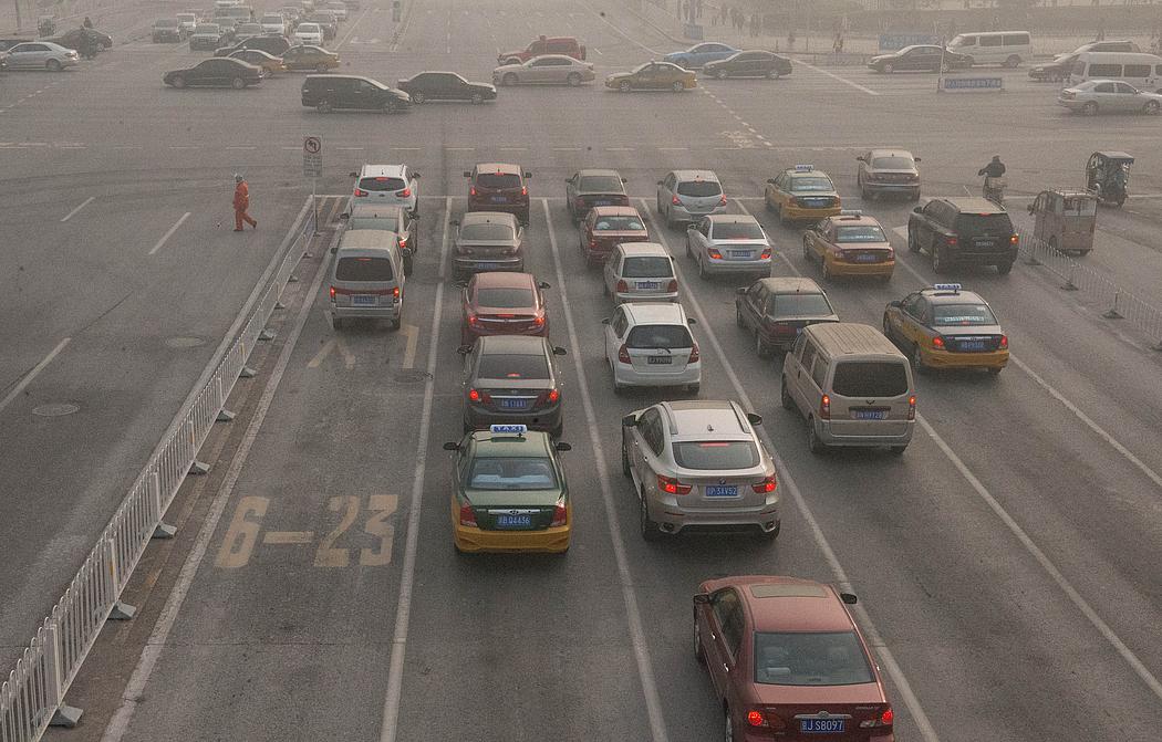 Aufgrund hoher Feinstaubbelastungen setzt China in Zukunft verstärkt auf Elektro-Autos. (Foto: © <a href="https://www.flickr.com/photos/curious_e/8524483210" target="_blank">Michael Davis-Burchat / flickr.com</a>, <a href="https://creativecommons.org/licenses/by-nd/2.0/" target="_blank">CC BY-ND 2.0</a>)