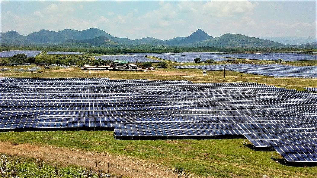 Große Freiflächen-Solaranlagen in Landschaft