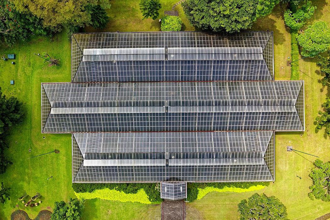 Luftaufnahme einer Orangerie mit Solardach