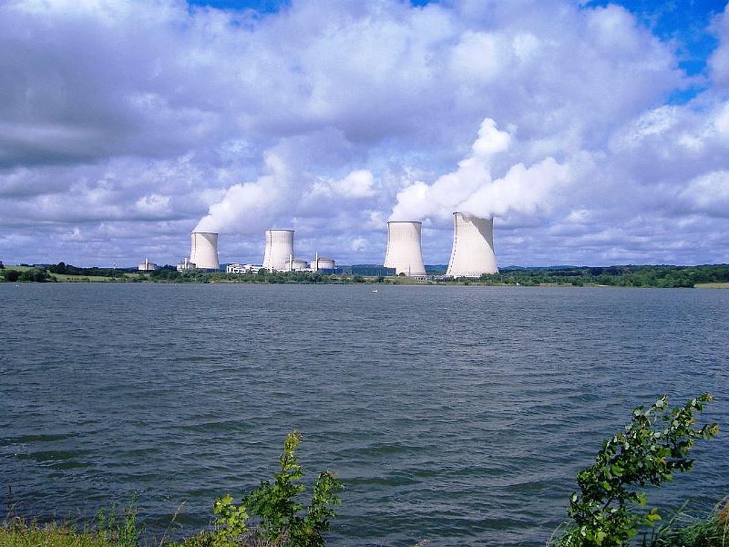 Scheinbare Idylle, Frankreichs marode Meiler: Atomkraftwerk Cattenom mit Kühlwasserstausee Lac du Mirgenbach. (Foto: <a href="https://commons.wikimedia.org/w/index.php?curid=6990744" target="_blank"> Bassaar - Eigenes Werk </a>, <a href="https://creativecommons.org/licenses/by-sa/3.0/" target="_blank"> CC BY-SA 3.0</a>)