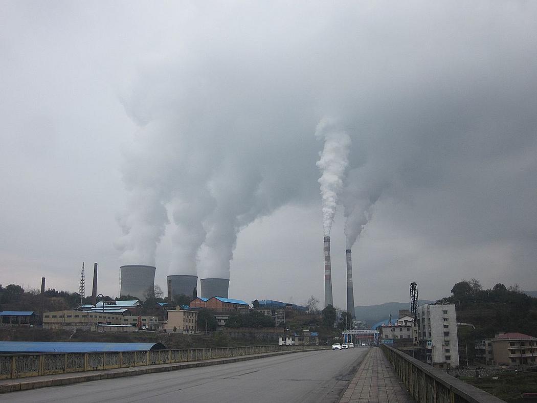 Straße an einem Kohlekraftwerk