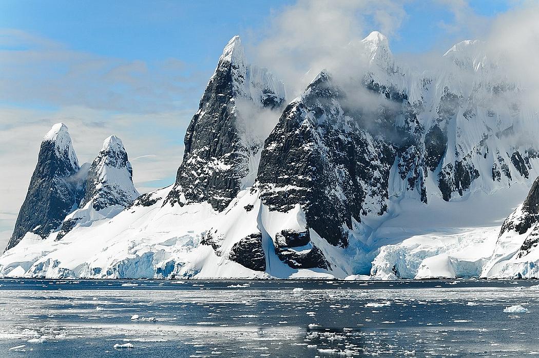 Je schneller das Eis abschmilzt, desto mehr wird in der Antarktis eine Landschaft aus Bergen, Tälern und kleineren Hügeln freigelegt. (Foto: <a href="https://pixabay.com/de/berge-ice-bergs-antarktis-berg-eis-482689/" target="_blank">girlart39 / pixabay.com</a>, CC0 Creative Commons)