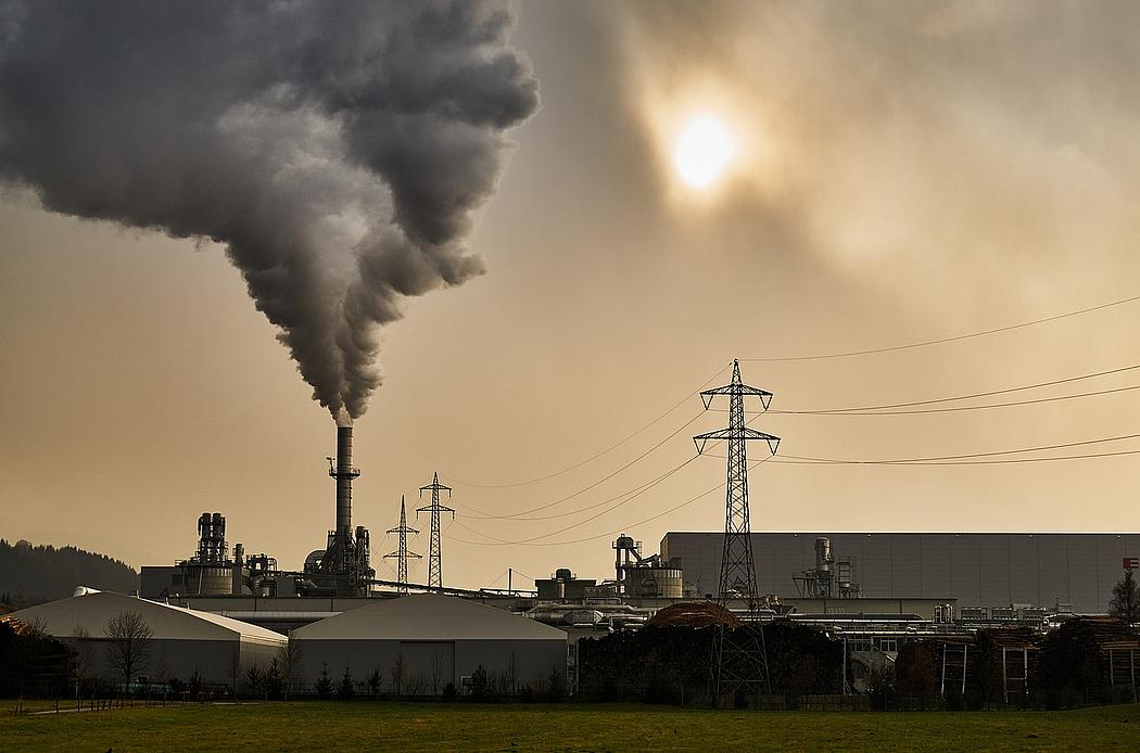 Eine Fabrik stößt Kohledioxid aus.