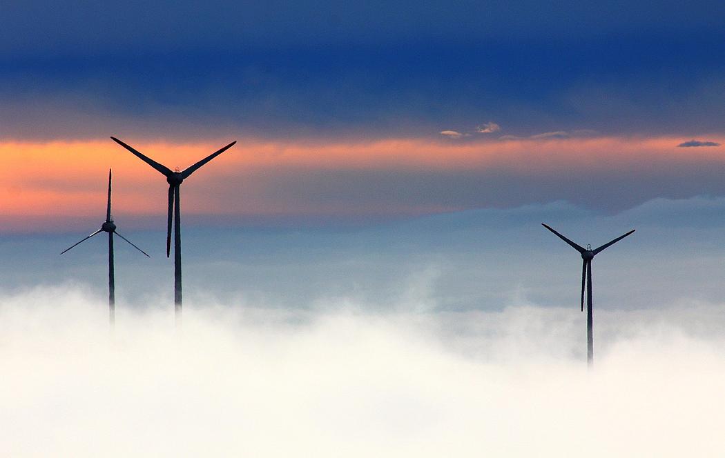 Windräder im Nebel