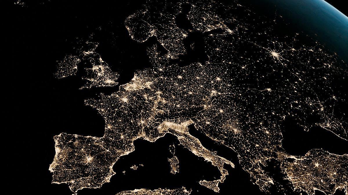 Europa vom Weltraum aus gesehen bei Nacht