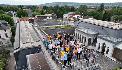 Menschen auf Dachtterasse mit Photovoltaik