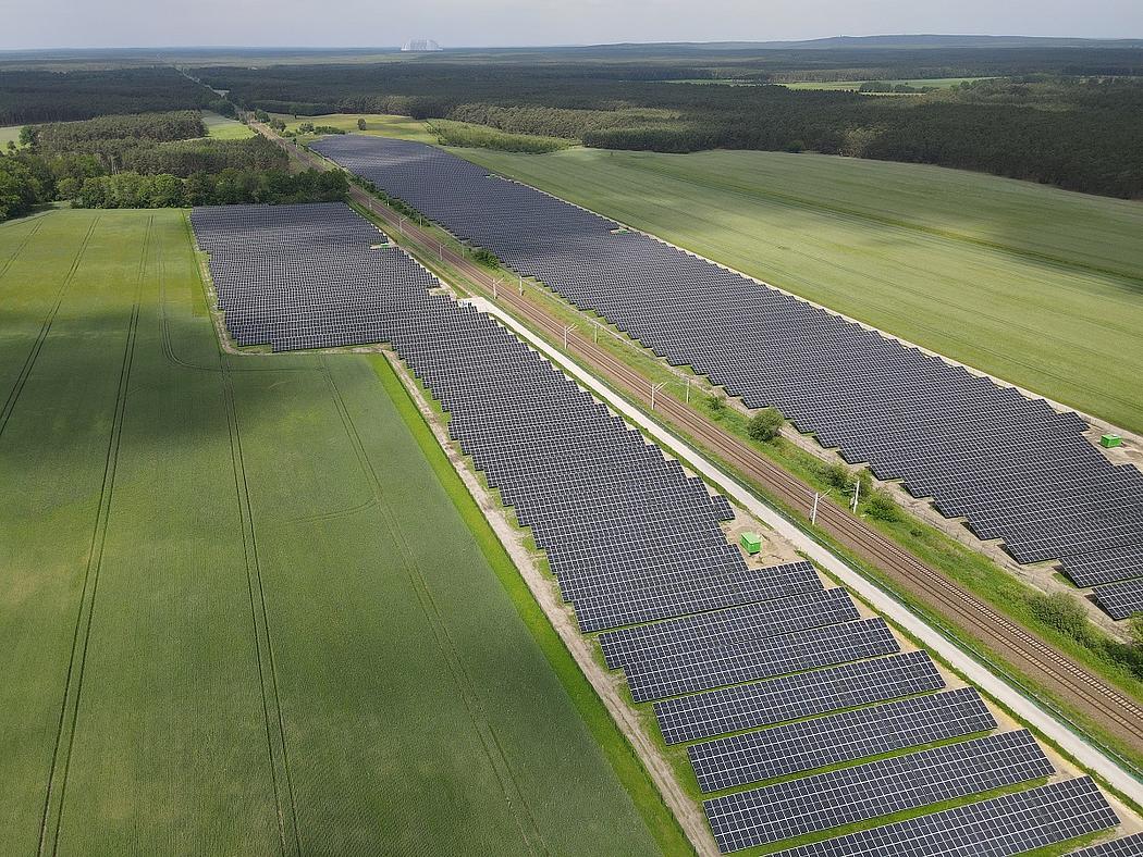 Großer Solarpark entlang einer Bahntrasse