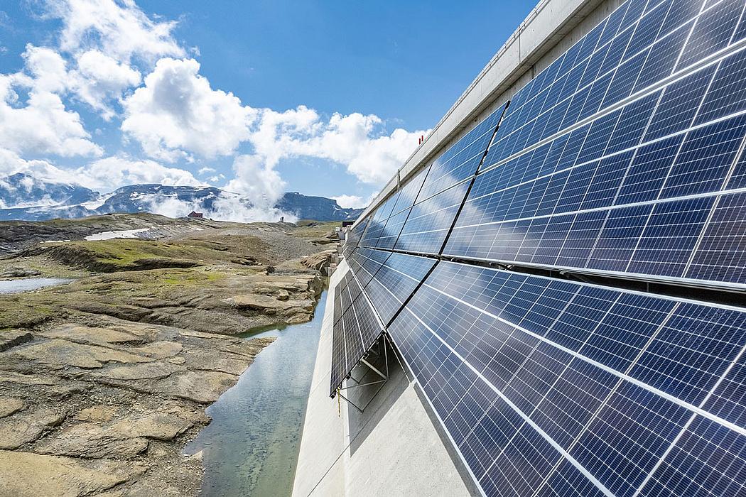 Bergpanorama, Staumauer mit Solarmodulen