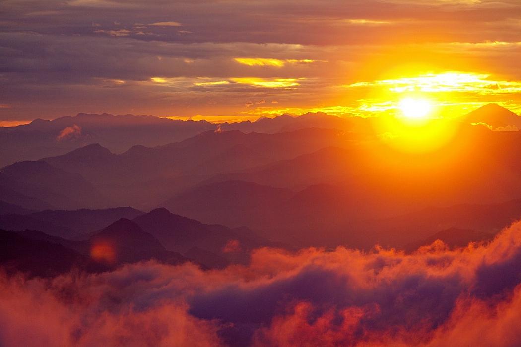 Sonnenuntergang über Himalaya-Gebirge