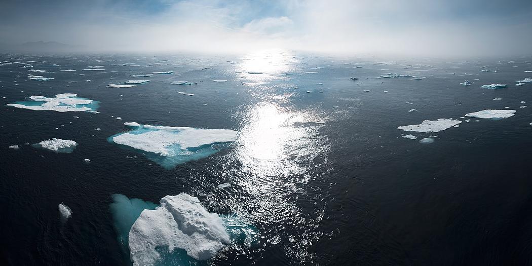 Eisschollen treiben im gleißenden Sonnenlicht umher