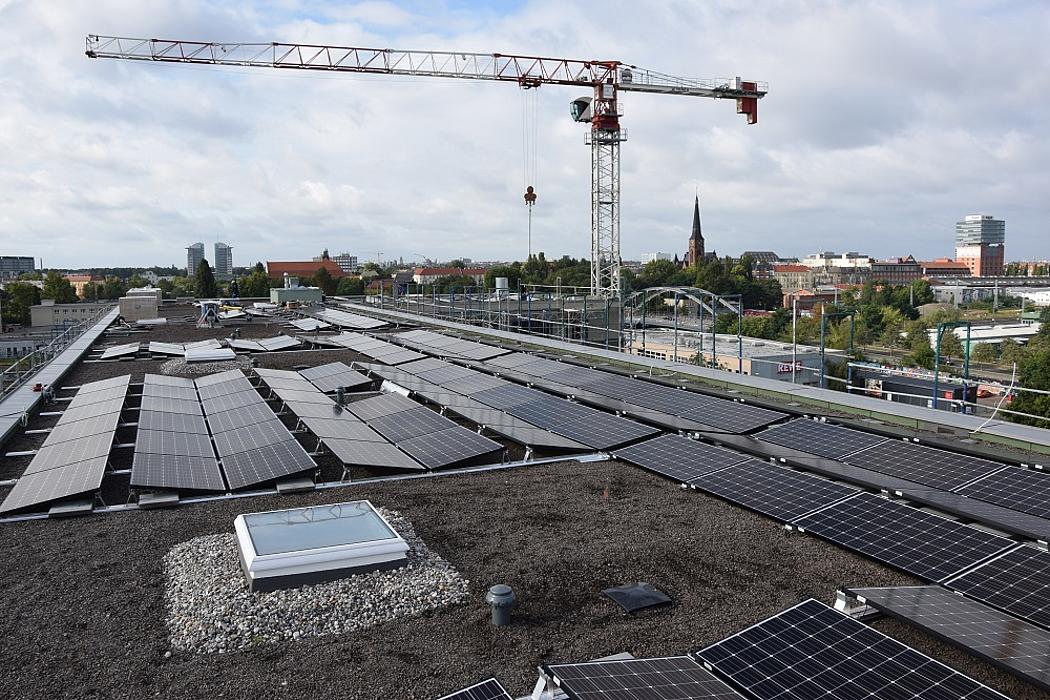 Photovoltaik-Module auf einem Flachdach in Berlin