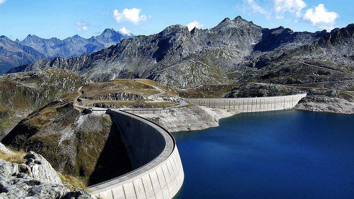 Staumauer am Lago del Narèt in der Schweiz